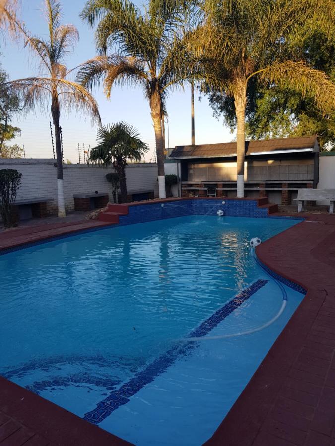 Good 2 Go Guest House Benoni Exteriör bild